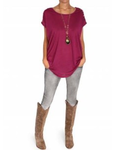 Camiseta granate con tachuelas doradas y rotos en espalda